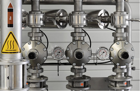 集中进行供热热源主要包括公司热电联产的电厂、集中锅炉房、工业企业与其他余热、地热、核能、太阳能、热泵等，亦可是由几种不同热源共同发展组成的多热源联合供热管理系统