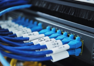 如何有效管理主机托管数据中心硬件？